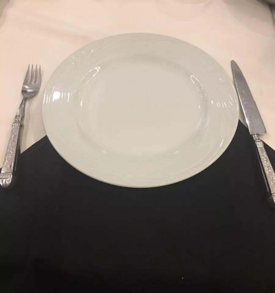 吃西餐是右手拿叉左手拿刀吗_吃西餐时右手拿什么左手拿什么_西餐 右手拿